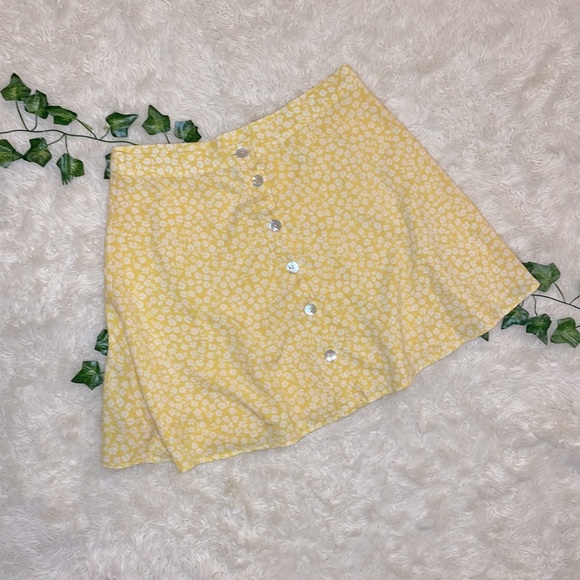 H&M DIVIDED PRINTED MINI TWIRL SKIRT • YELLOW WITH WHITE FLORAL PATTERN • SIZE 6 - Picture 4 of 10